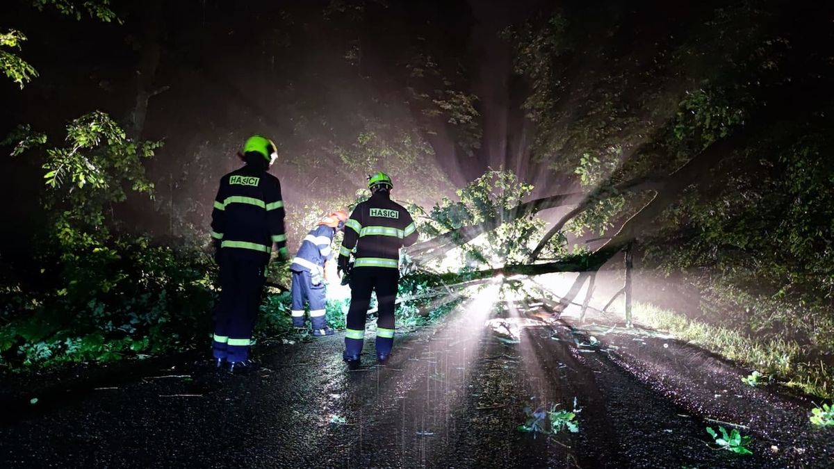 Bouře na Svitavsku lámala stromy, zatopila sklepy i silnice, hrozí i dnes